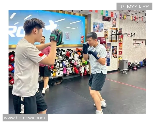 足球巨星化身看台观众 聚焦拳击赛场上激情与力量碰撞